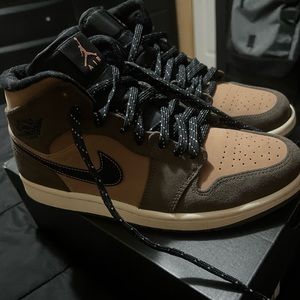 Air Jordan 1 mid se dark chocolate size 8 men